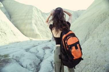 Sırt çantası dağında yürüyen genç bir kadın gezgin. Açık havada yalnız kadın turist.. 