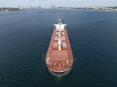 Kargo konteynırlarıyla birlikte yük gemisinin hava görüntüsü.