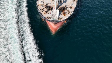 Kargo konteynırlarıyla birlikte yük gemisinin hava görüntüsü.