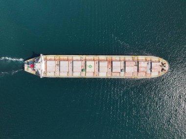 Kargo konteynırlarıyla birlikte yük gemisinin hava görüntüsü.