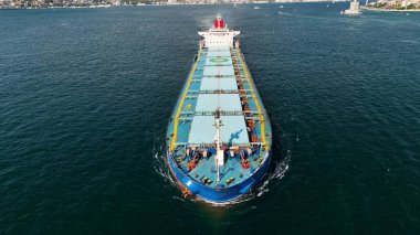 Kargo konteynırlarıyla birlikte yük gemisinin hava görüntüsü.