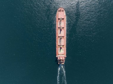 Kargo konteynırlarıyla birlikte yük gemisinin hava görüntüsü.