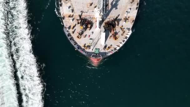 一艘大型集装箱船在平静 蓝色的海面上航行 — 图库视频影像