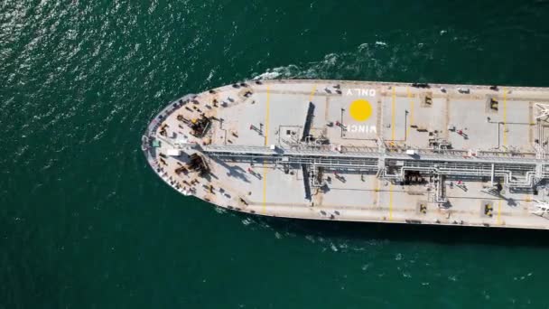 一艘大型集装箱船在平静 蓝色的海面上航行 — 图库视频影像