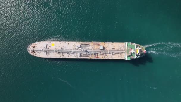 大型コンテナ貨物船が静かで青い海を渡る — ストック動画