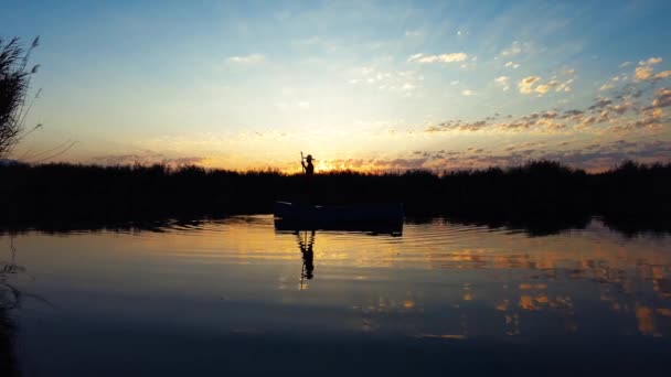 Ein Örtlicher Fischer Rudert Den Frühen Morgenstunden Mit Einem Boot — Stockvideo