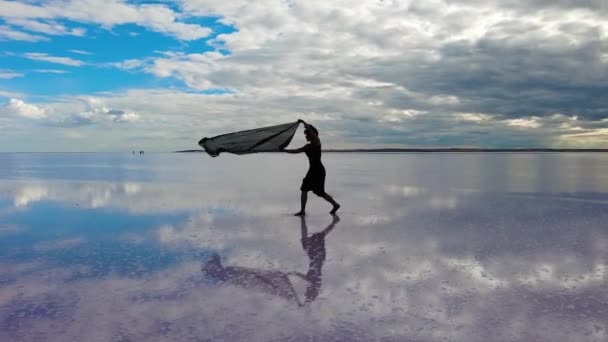 Красива Жінка Витончено Танцює Шовковим Шарфом Пляжі Літній День Рухи — стокове відео