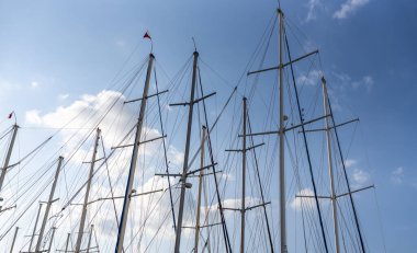 Tekneler ve bulutlu mavi gökyüzü  