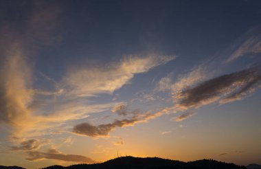 Güzel alacakaranlık gökyüzü ve bulutlar