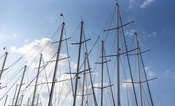 Tekneler ve bulutlu mavi gökyüzü  