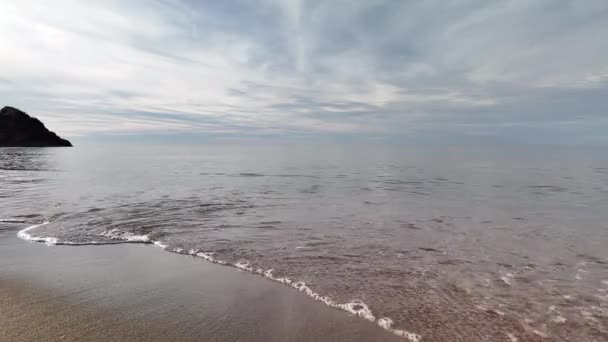 Beautiful Dark Turquoise Sea White Foamy Waves Hitting Beach Sand — Stock Video