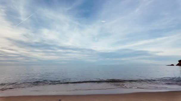 Prachtige Turquoise Zee Met Witte Schuimige Golven Die Het Strand — Stockvideo