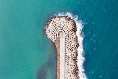 Deniz taşı dalgakıranının havadan görünüşü. Turizm ve reklam için güzel okyanus duvar kağıtları.