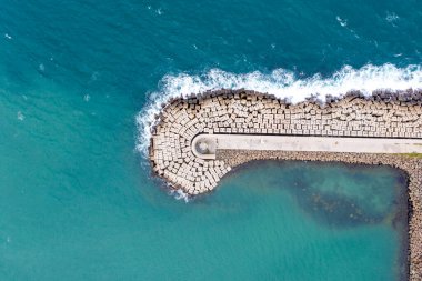 Deniz taşı dalgakıranının havadan görünüşü. Turizm ve reklam için güzel okyanus duvar kağıtları.