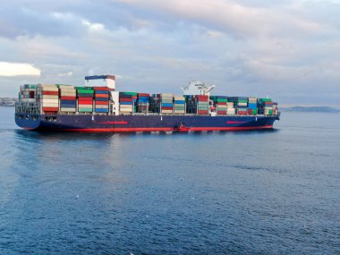 Kargo konteynırlarıyla birlikte yük gemisinin hava görüntüsü..