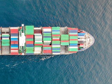 Kargo konteynırlarıyla birlikte yük gemisinin hava görüntüsü..