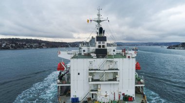 Açık okyanusta seyahat eden büyük, dolu konteynır gemisinin havadan görüntüsü.