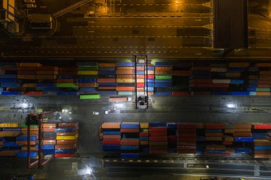 Geceleri birçok konteynır taşıyan konteynır gemisinin hava görüntüsü