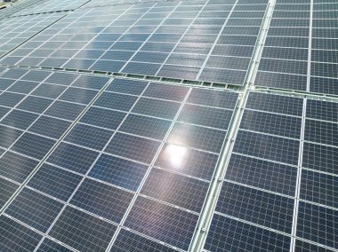 Güneş enerjisi istasyonundaki güneş panellerini kapat 