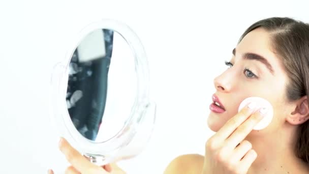 Hermosa Mujer Rubia Con Espejo Quitándose Maquillaje Cara — Vídeos de Stock