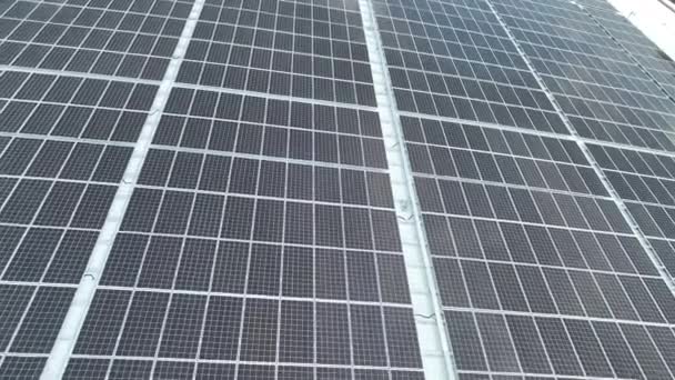 Paneles Solares Central Eléctrica Volando Sobre Una Granja Solar Con — Vídeos de Stock