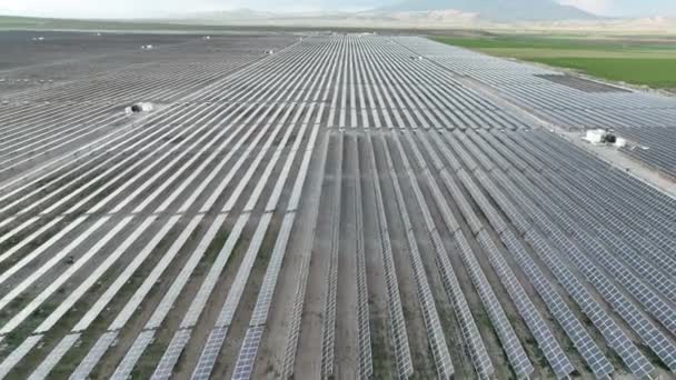 Painéis Solares Central Eléctrica Voando Sobre Uma Fazenda Solar Com — Vídeo de Stock
