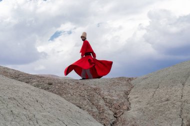 Günbatımında dağlarda dönen insan, Sufi girdabı (Türkçe: Semazen) Sufiler arasında ortaya çıkan bir tür Sama ya da fiziksel olarak aktif meditasyondur..