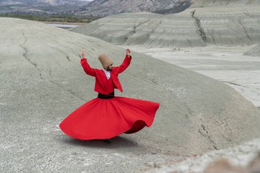 Günbatımında dağlarda dönen insan, Sufi girdabı (Türkçe: Semazen) Sufiler arasında ortaya çıkan bir tür Sama ya da fiziksel olarak aktif meditasyondur..
