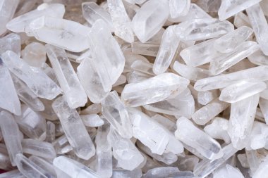 Süs ve dekorasyon için kullanılan doğal mineral taşlarını kapat.