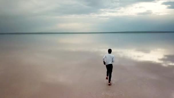 Günbatımında Tropik Plajda Koşan Bir Adam Kumsalda Koşan Adamın Hava — Stok video