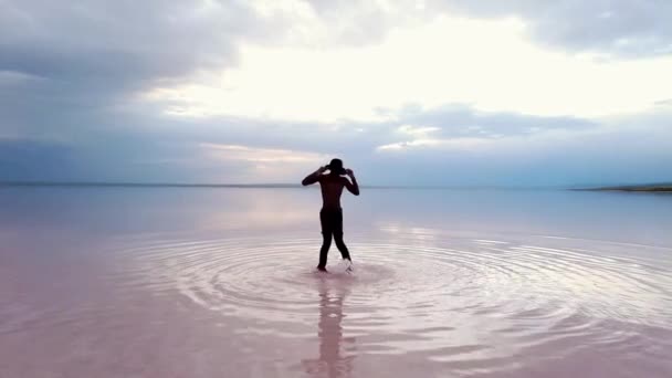 Glückliche Tänzer Tanzen Strand Mit Blauer Meeresoberfläche Hintergrund — Stockvideo