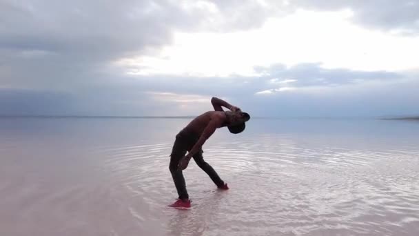 Счастливый Танцовщик Танцующий Пляже Голубом Фоне Поверхности Моря — стоковое видео