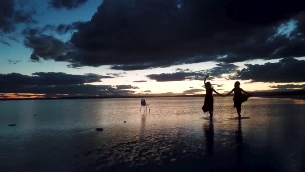 Jovem Duas Mulheres Dançam Através Espelho Como Superfície Lago Sal — Vídeo de Stock