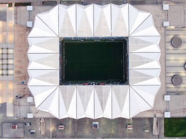 Arka planda futbol stadyumunun hava görüntüsü