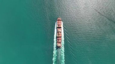 Kargo konteynırlarıyla birlikte yük gemisinin hava görüntüsü.