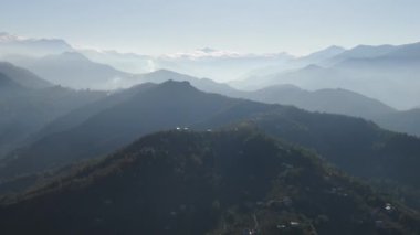 Sis içinde gizlenmiş dağlık bir arazinin çarpıcı bir hava görüntüsü. Türkiye 'de dağlar