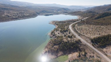 Dağların havadan görünüşü ve doğa arka planında göl