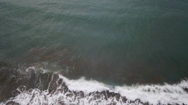 Sahildeki deniz dalgaları doğa arka planında