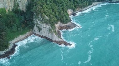 Doğanın arka planında deniz manzarası