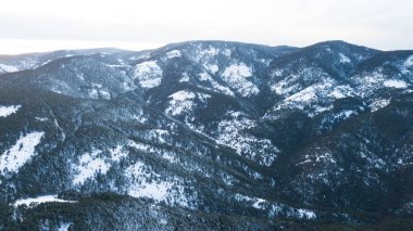 Güzel kış dağ manzarası. yüksek kaliteli fotoğraf