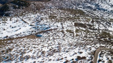 Kışın dağlardaki bir dağ yolunun tepesinden gökyüzü manzarası. 