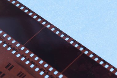 Mavi arkaplanda eski film şeritleri, kapat