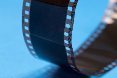 Mavi arkaplanda eski film şeritleri, kapat