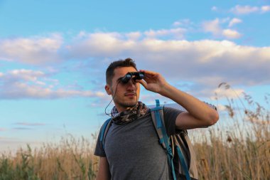 Doğada dürbünü olan erkek turist