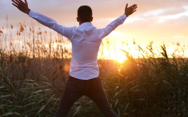 Beyaz gömlekli genç adam ellerini kaldırdı.