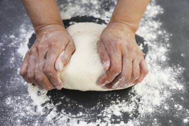 Kadın masada, closeup hamur yoğurma