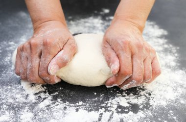 Kadın masada, closeup hamur yoğurma