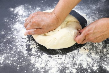 Kadın aşçı hamur işi pişiriyor, kapat.