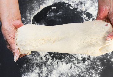 Kadın aşçı hamur işi pişiriyor, kapat.