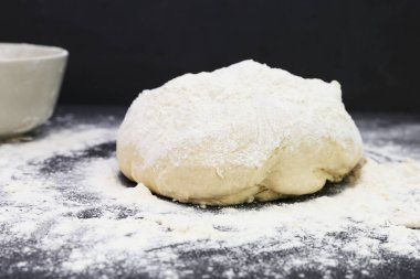 Masaya taze ev yapımı hamur koyun. Kapatın.